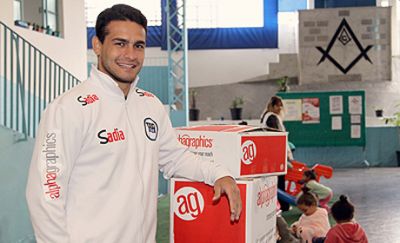 Judoca Leandro Guilheiro entrega doações da Campanha do Agasalho da AlphaGraphics