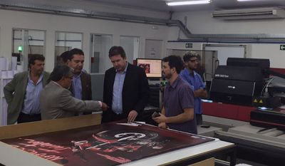 Vice-presidente global de inkjet da Agfa Graphics visita cliente no Brasil