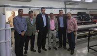 Vice-presidente global de inkjet da Agfa Graphics visita cliente no Brasil